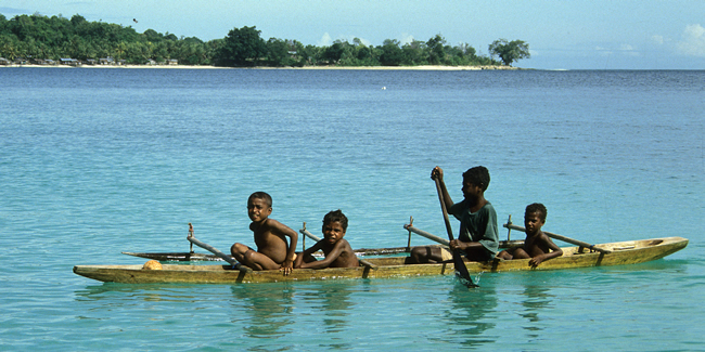 Kinderen bij het strand Pasir Puti (Manokwari)